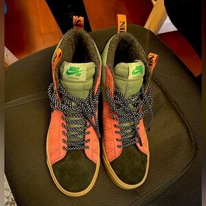 Nike skateboard high top sneakers. Only tried on once - they’re too small.